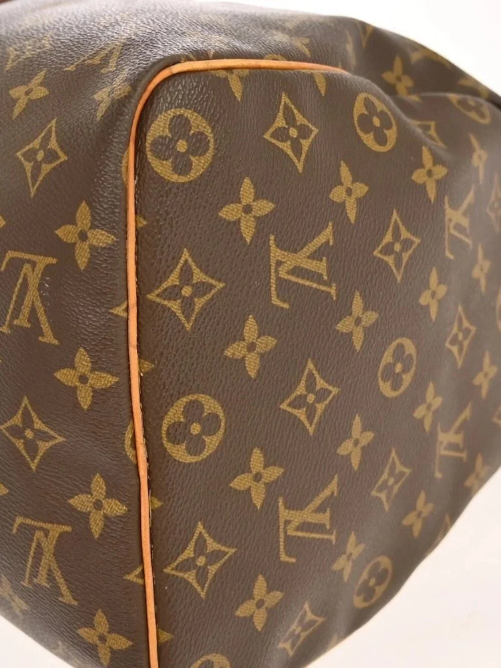 Louis Vuitton outside 	ab